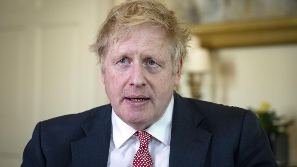 WA 42 Londýn - Britský premiér Boris Johnson ďakuje lekárom z Downing Street 10 po prepustení z londýnskej Nemocnice sv. Tomáša v nedeľu 12. apríla 2020. Johnson bol týždeň hospitalizovaný s diagnózou COVID-19. Podľa slov hovorcu sa premiér na základe odporúčania lekárov ešte do práce nevráti. Johnsona momentálne zastupuje minister zahraničných vecí Dominic Raab. FOTO TASR/AP 


In this handout photo issued by 10 Downing Street, Britain's Prime Minister Boris Johnson speaks from 10 Downing Stree