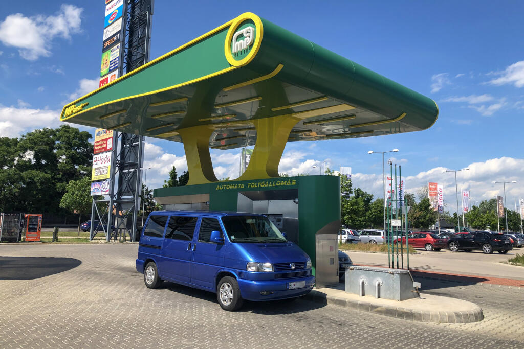 Tankovanie za výhodné ceny v Maďarsku zapríčinili nevôlu domácich, nakoľko sa v pohraničných obciach tvorili kolóny vozidiel z cudziny. Aktuálne opatrenia zvýhodnujú už len majiteľov vozidiel, ktoré sú registrované v Maďarsku.