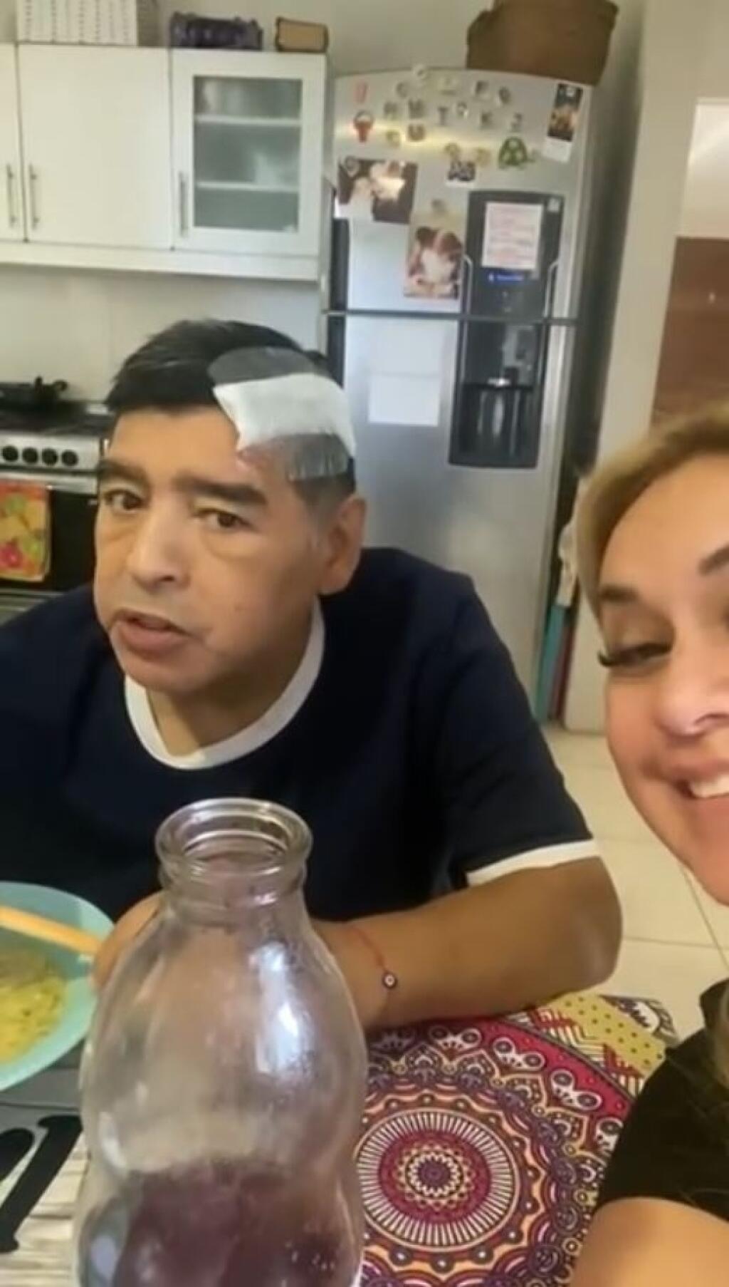 Teraz sa na internete objavili posledné zábery na božského Diega pred smrťou. „Cítim bolesti, ale inak som v poriadku. Viete, že nerád odkrývam súkromie, ale keď som s dobrými ľuďmi, vyjdem zo svojej ulity,“ hovorí Maradona na videu.