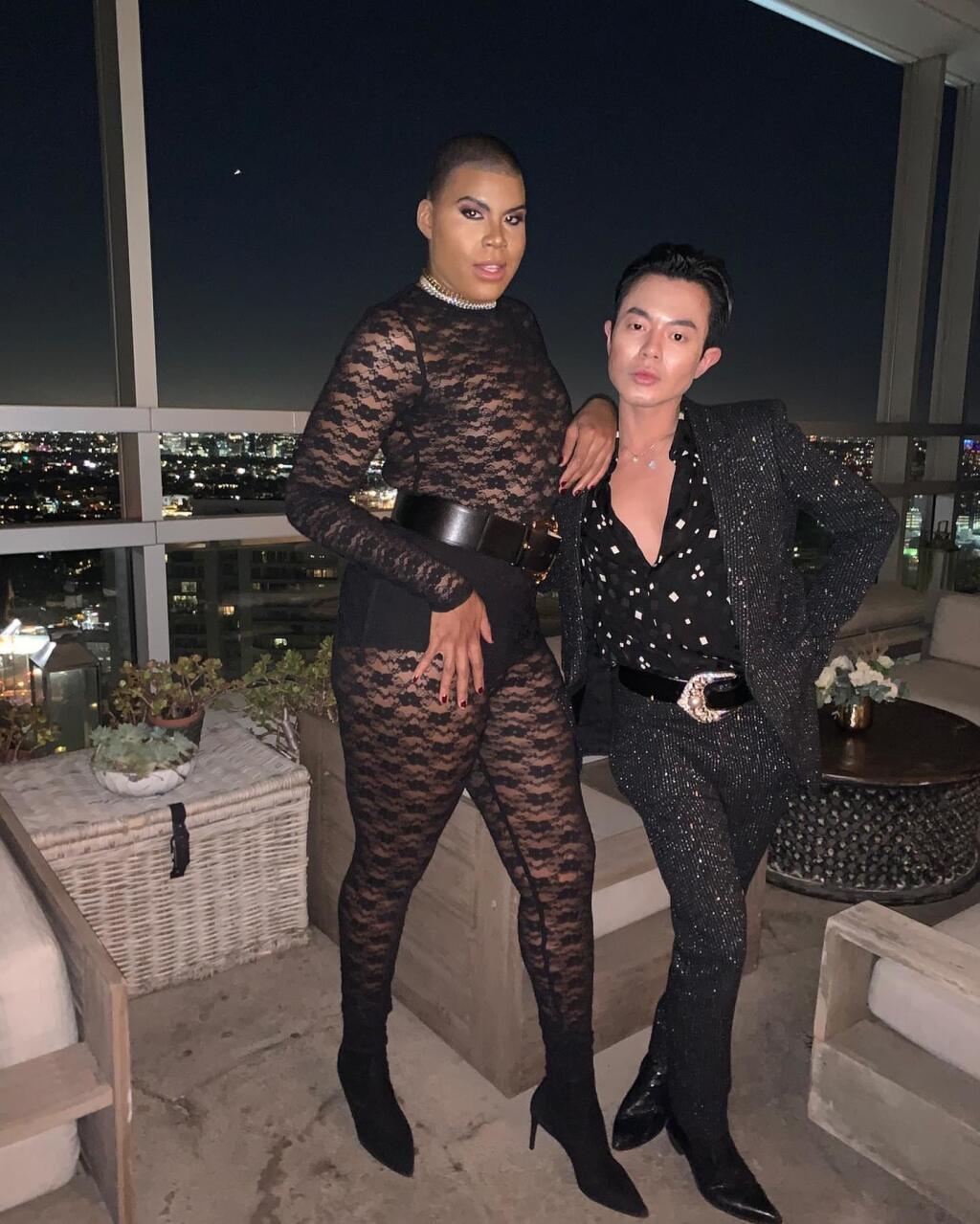 EJ Johnson sa oblieka ako žena a podporuje ho v tom celá rodina.