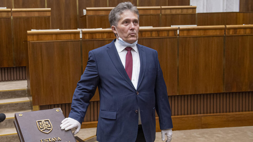 Na snímke Ľubomír Petrák (SMER-SD) s ochranným rúškom a rukavicami skladá poslanecký sľub počas ustanovujúcej schôdze Národnej rady Slovenskej republiky (NR SR) VIII. volebného obdobia 20. marca 2020 v Bratislave. FOTO TASR - Michal Svítok 
