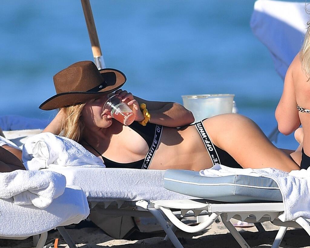 Eugenie Bouchardová trávi posledné dni na pláži na Miami.