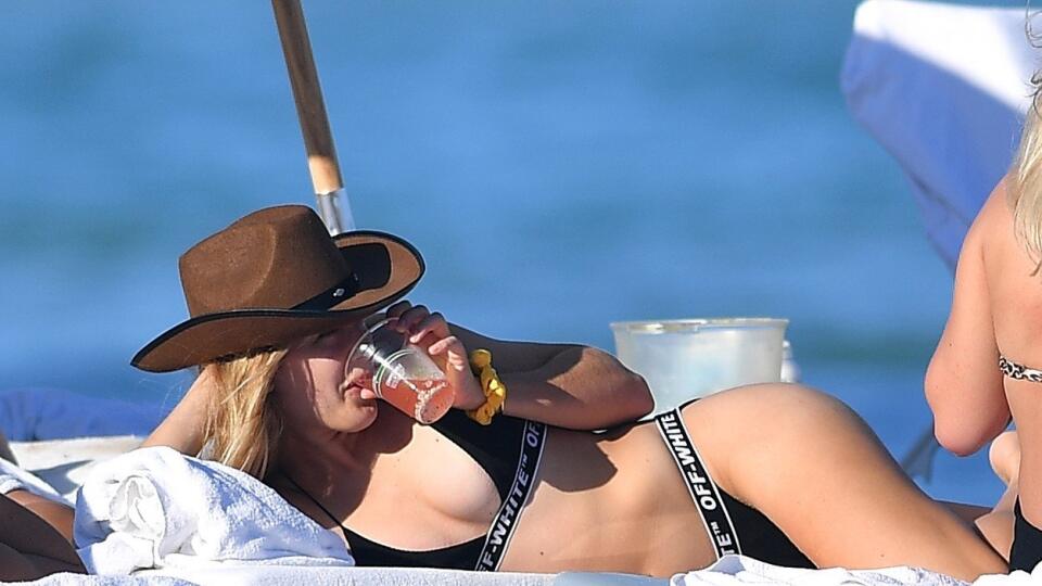 Eugenie Bouchardová trávi posledné dni na pláži na Miami.