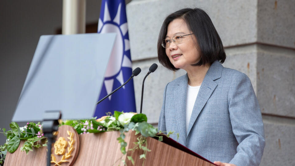 JB 24 Tchaj-pej - Taiwanská prezidentka Cchaj Jing-wen počas príhovoru po jej slávnostnej inaugurácii v prezidentskom úrade v Tchaj-peji 20. mája 2020. Cchaj zložila prísahu na druhé funkčné obdobie. Inauguračný ceremoniál bol odložený z dôvodu koronavírusovej krízy. FOTO TASR/AP
In this photo released by the Taiwan Presidential Office, Taiwanese President Tsai Ing-wen, delivers a speech after her inauguration ceremony at a government guest house in Taipei, Taiwan on Wednesday, May 20, 2020. Ts