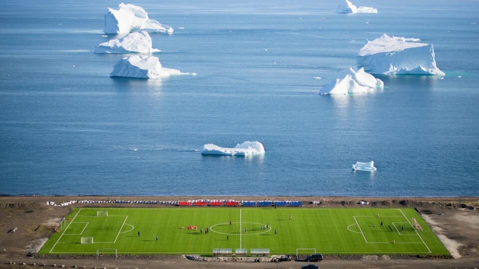 Letecký pohľad na futbalové ihrisko v Qeqertarsuaq, Grónsko.