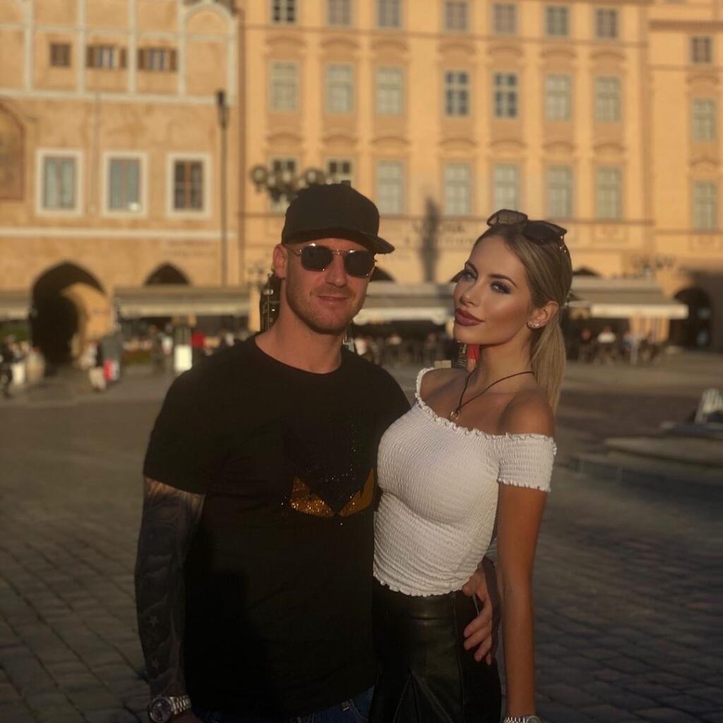 Paula sa na Instagrame rada pochváli návštevou Dubaja aj svojimi prsiami.