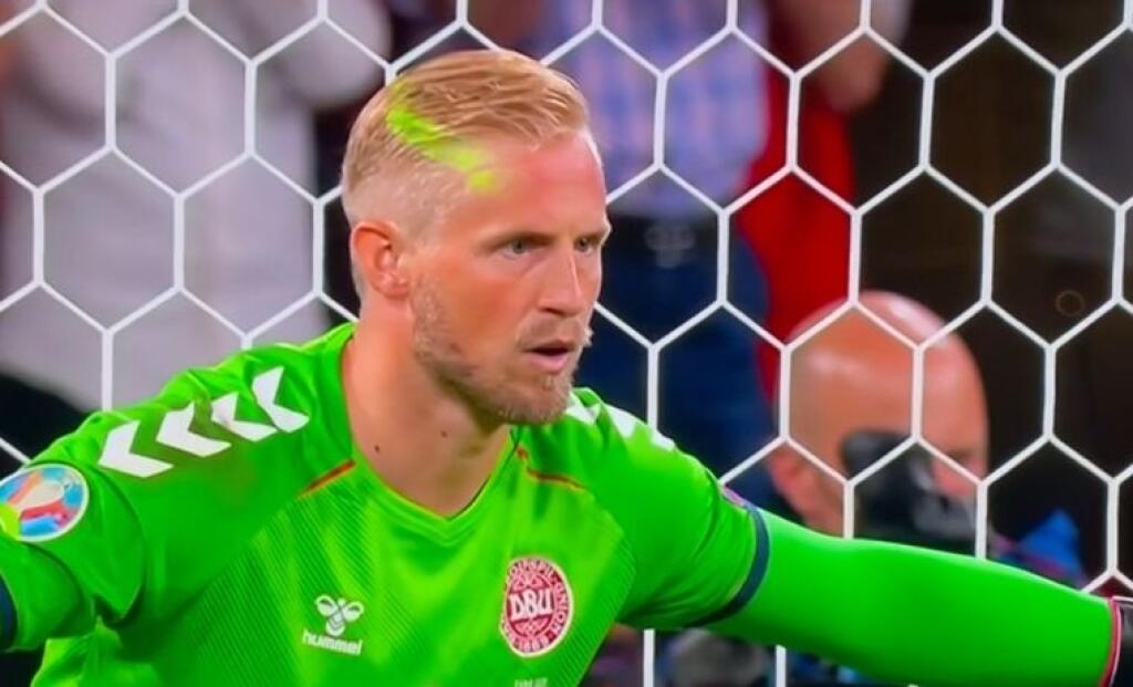 Pri penalte Schmeichelovi svietili laserom do očí.