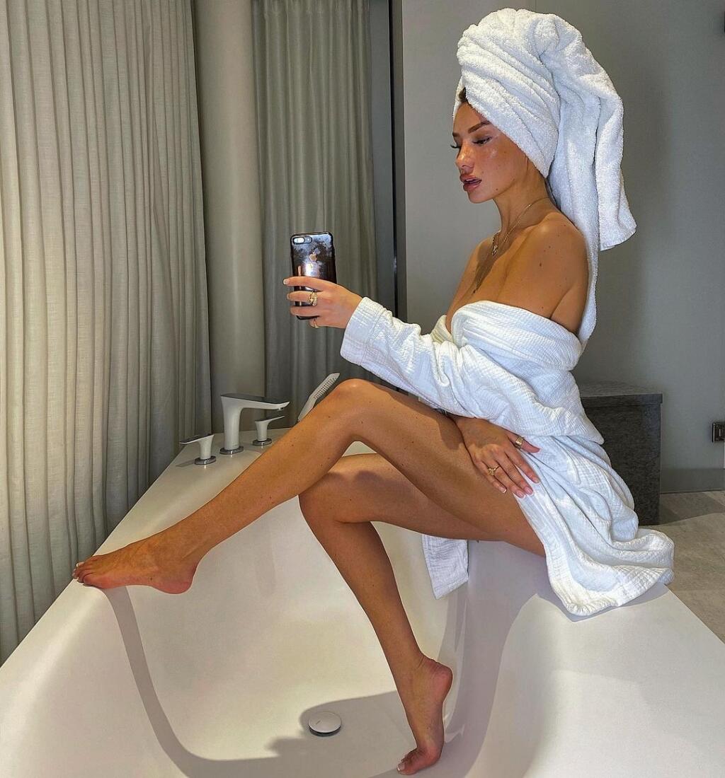 Ruby sa môže pochváliť dokonalými krivkami, ktoré vystavuje na sociálnej sieti. Fanúšikovia pri pohľade na jej telo nechápu, ako mohol Dele Alli viac času tráviť pri videohrách ako pri nej.
