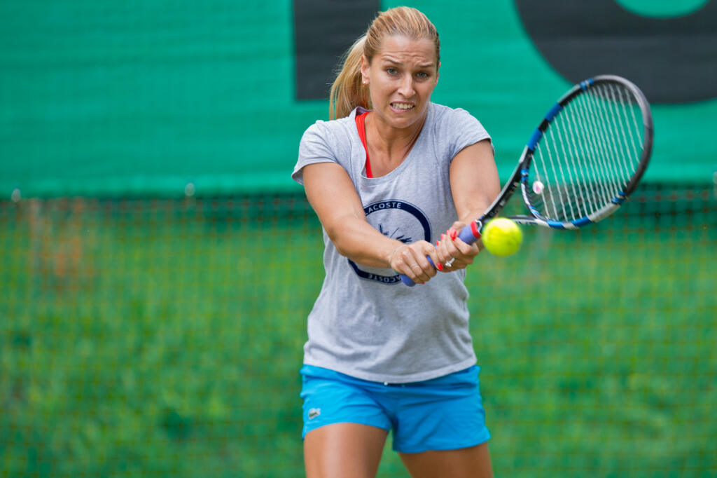 Na snimke slovenska tenistka Dominika Cibulkova sa pripravuje po lahsom zraneni na turnaje na travnatom povrchu, ktorych vrcholom bude turnaj vo Wimbledone.