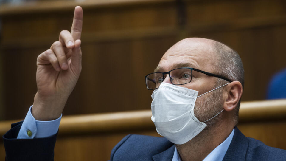 Na snímke minister hospodárstva SR a prvý podpredseda vlády pre ekonomiku SR Richard Sulík (SaS) počas hlasovania na 48. schôdzi Národnej rady SR, na ktorej inicioval opozičný Smer-SD odovolanie Richarda Sulíka (SaS) z postu ministra hospodárstva SR v Bratislave 27. októbra 2021. FOTO TASR - Jaroslav Novák