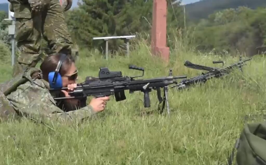 Našej lyžiarke to ide nielen na lyžiach, ale aj so zbraňou v ruke.
