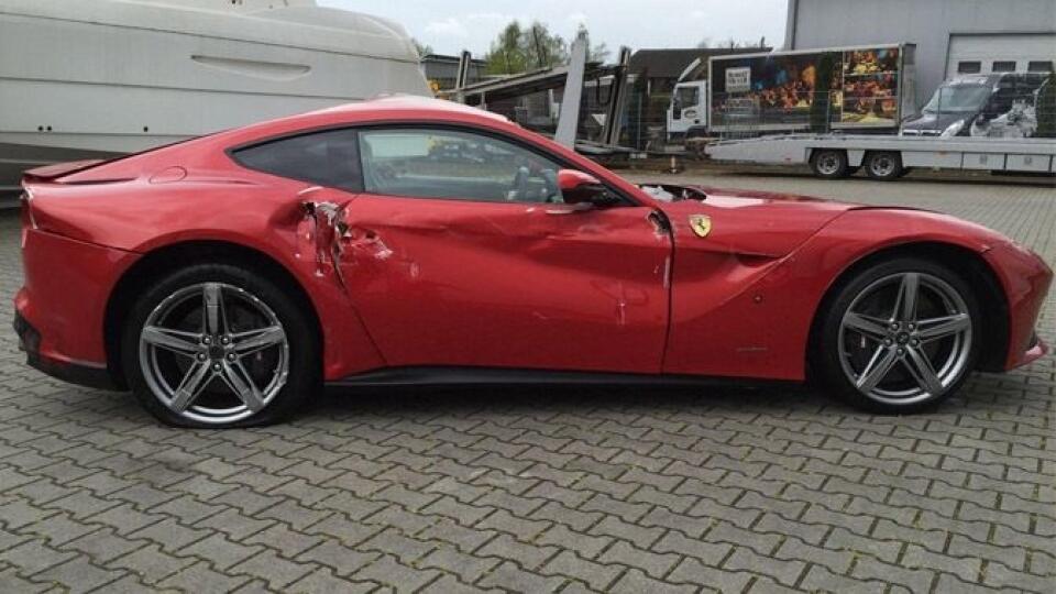 Havarované Ferrari F12 Berlinetta