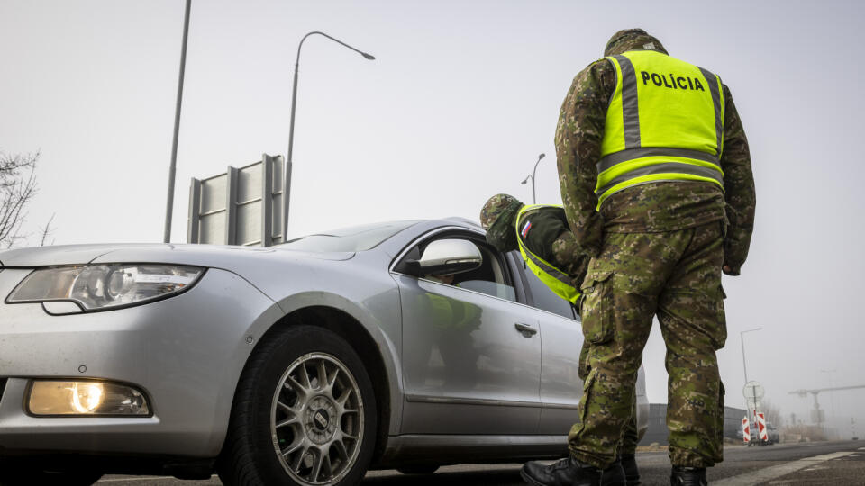Polícia od stredy posilnila a zintenzívnila kontroly na hraniciach s Maďarskom, Rakúskom, Českom aj Poľskou republikou. Pri kontrolách vypomáhajú aj vojaci. Na snímke polícia spolu s vojakmi kontroluje hranice na slovensko - rakúskom hraničnom priechode Bratislava - Berg 3. marca 2021. FOTO TASR - Jaroslav Novák
