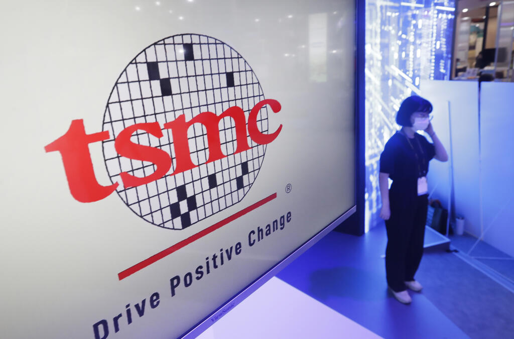 WA 27 archív Tchaj-pej - Na archívnej snímke zo 14. októbra 2022 logo taiwanského výrobcu polovodičov Taiwan Semiconductor Manufacturing Co (TSMC) počas veľtrhu v taiwanskej metropole Tchaj-pej. TSMC oznámil firmám v Číne, že od pondelka 11. novembra 2024 pozastavuje výrobu svojich najpokročilejších čipov umelej inteligencie AI. Uviedol to v piatok 8. novembra renomovaný denník Financial Times (FT) s odvolaním sa na troch ľudí oboznámených s touto záležitosťou. FOTO TASR/AP 


FILE - This photo 