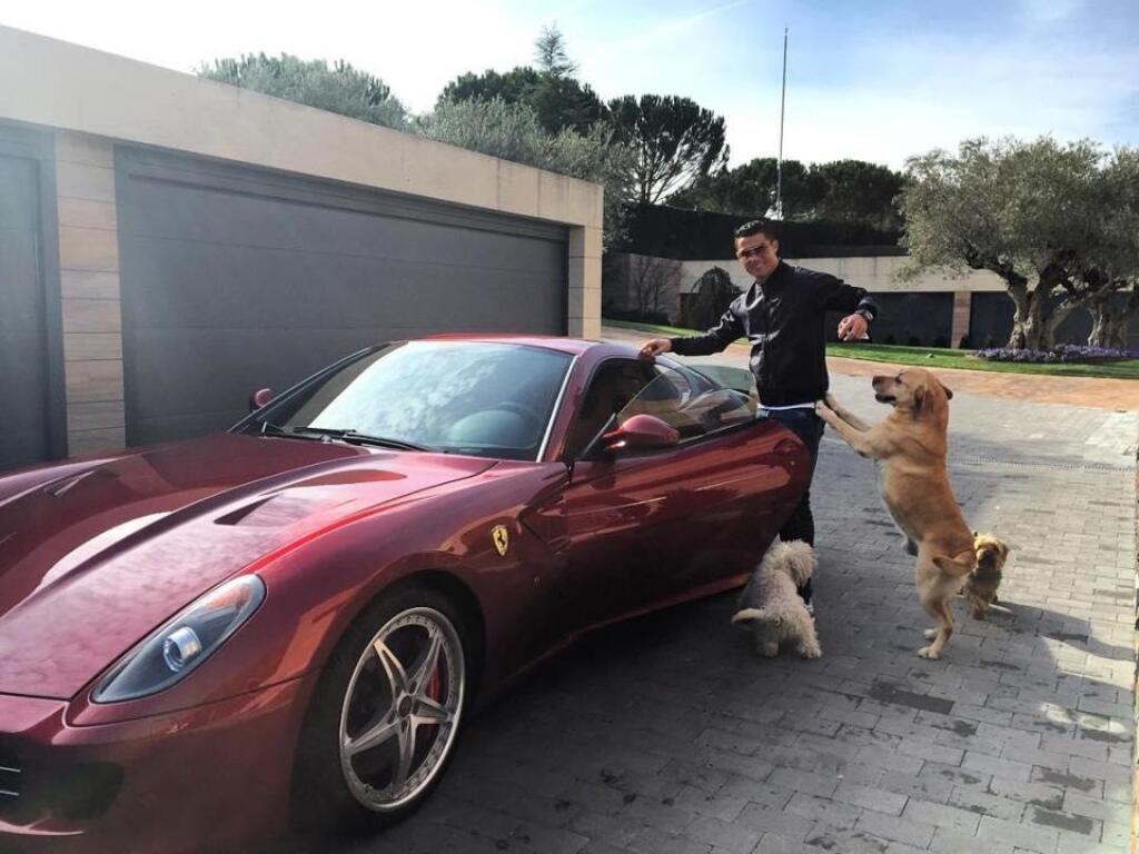 Vozový park Cristiana Ronalda stojí za to. Aj takéto luxusné tátoše mu parkovali, či parkujú v garáži.