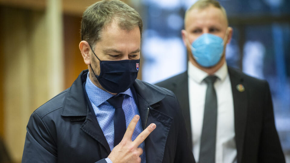 Na snímke vľavo predseda vlády SR Igor Matovič (OĽaNO) pred rokovaním 77. schôdze vlády SR vo štvrtok 18. februára 2021 v Bratislave. FOTO TASR - Jakub Kotian