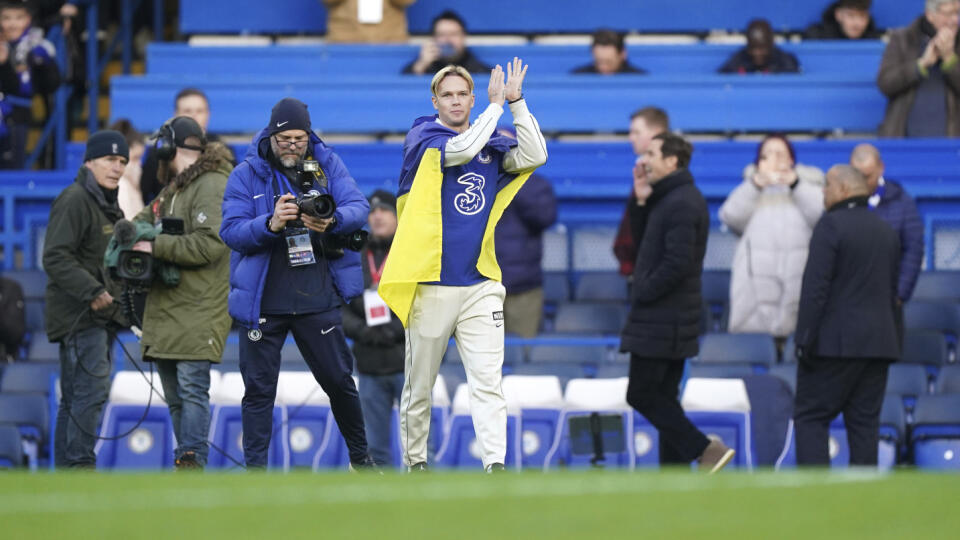 WA 44 Londýn - Ukrajinský futbalista Mychajlo Mudryk, ktorý prestúpil v nedeľu zo Šachtaru Doneck do londýnskej Chelsea, tlieska na hracej ploche počas polčasovej prestávky v zápase 20. kola najvyššej anglickej Premier League FC Chelsea - Crystal Palace v Londýne 15. januára 2023. FOTO TASR/AP
Chelsea new signing Mykhailo Mudryk, center, on the pitch at half time of the English Premier League soccer match between Crystal Palace and Chelsea at Stamford Bridge in London, Sunday Jan. 15, 2023.