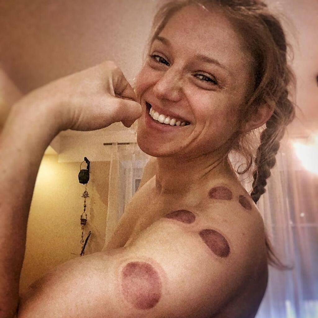 Mašková si v Česku získala veľkú popularitu, či už víťazstvami v klietke, ale aj mimo nej na sociálnej sieti. Sexi bojovníčka rada predvedie svoje krivky, fanúšikom sa predviedla aj kompletne nahá.
