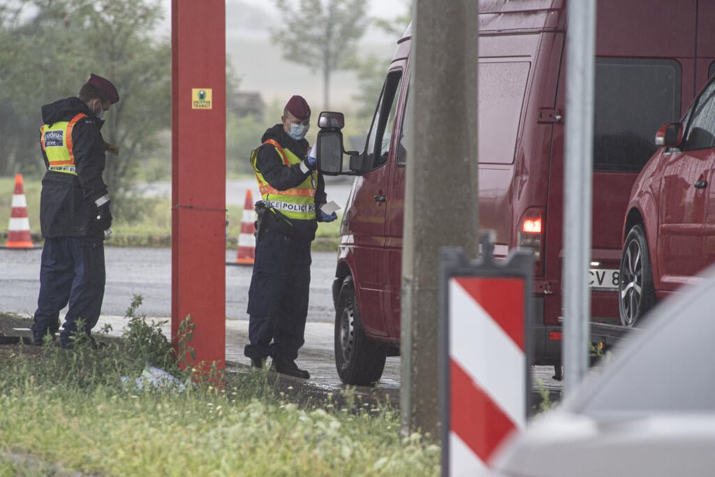 Od prvého septembra do prvého októbra platí tiež zákaz vstupu do Maďarska cudzím štátnym príslušníkom