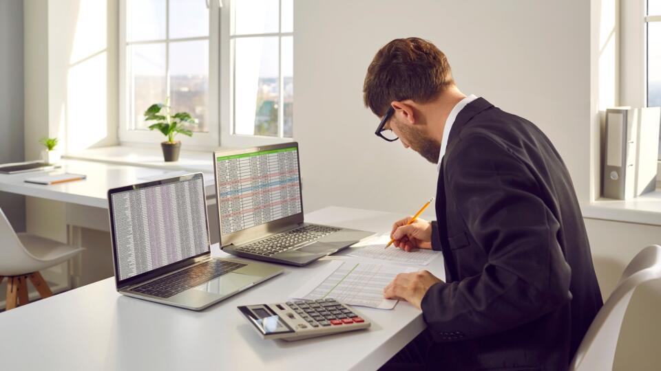 Male,Bookkeeper,Working,With,Financial,Report,In,In,Office.,Man