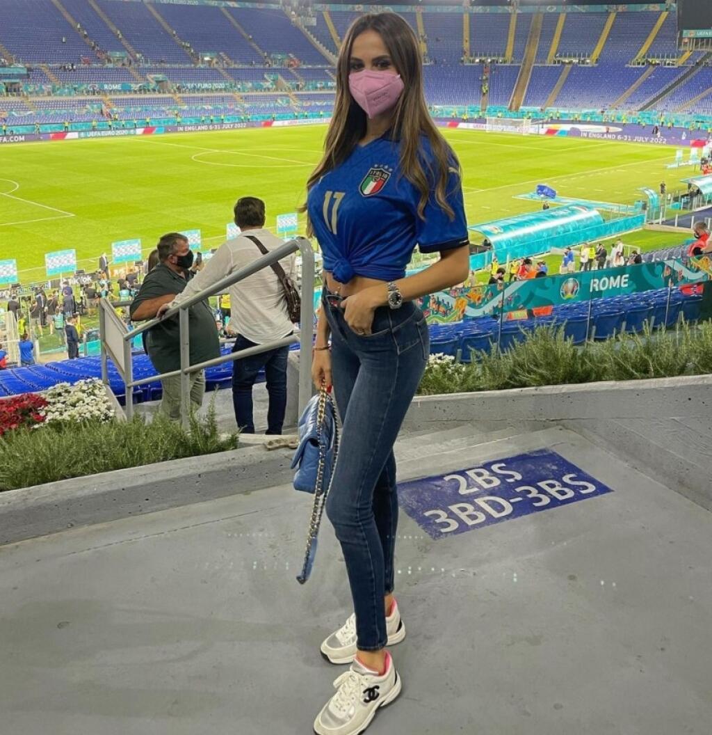 Manželka talianskeho útočníka Cira Immobileho Jessica sa môže pochváliť dokonalým telom a bujným poprsím aj po troch deťoch!