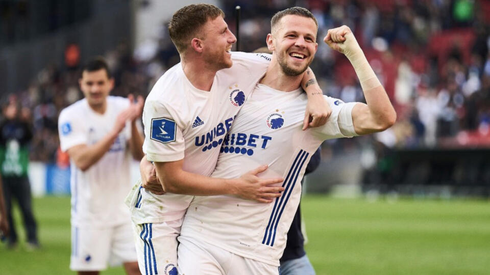 Prežíva najkrajšie chvíle vo svojej kariére. Slovenský futbalový reprezentant Denis Vavro sa teší s FC Kodaň zo zisku double.
