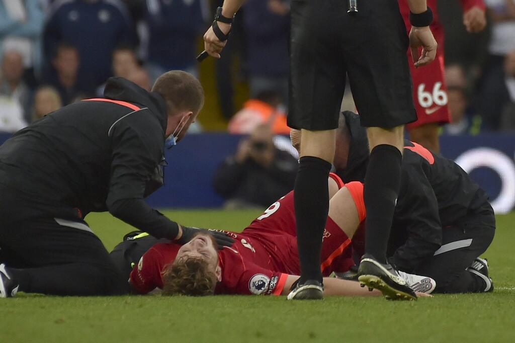 WA 11 archív Leeds - Na archívnej snímke z 12. septembra 2021 zranený futbalista Liverpoolu Harvey Elliot leží na trávniku po tvrdom zákroku hráča Leedsu United Pascala Struijka (nie je na snímke), ktorý zaň videl červenú kartu v zápase anglickej Premier League. Krídelník Harvey Elliott podstúpil operáciu zlomeného ľavého členku a čaká ho dlhšia pauza. FOTO TASR/AP
Liverpool's Harvey Elliott is assisted after he got injured in a clash with Leeds United's Pascal Struijk during the English Premie
