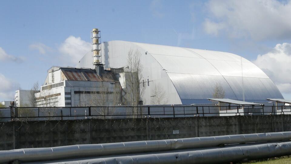 PK 20 archív - Na archívnej snímke z 27. apríla 2021 kryt nad poškodeným reaktorom Černobylskej jadrovej elektrárne v Černobyle. Bývalú jadrovú elektráreň v ukrajinskom Černobyli úplne odpojili od dodávok elektrickej energie, oznámil v stredu 8. marca 2022 ukrajinský prevádzkovateľ prenosových sústav Ukrenergo. FOTO TASR/AP
FILE - A shelter construction covers the exploded reactor at the Chernobyl nuclear plant, in Chernobyl, Ukraine, on April 27, 2021. Among the most worrying developments on a