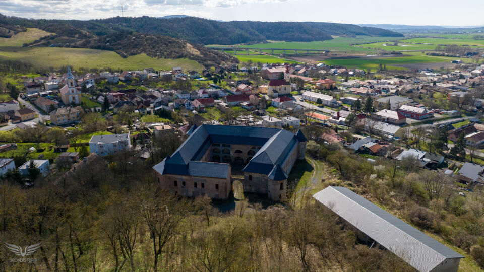 Obec Ožďany, ktorej stále dominuje kaštieľ so slávnou históriou.