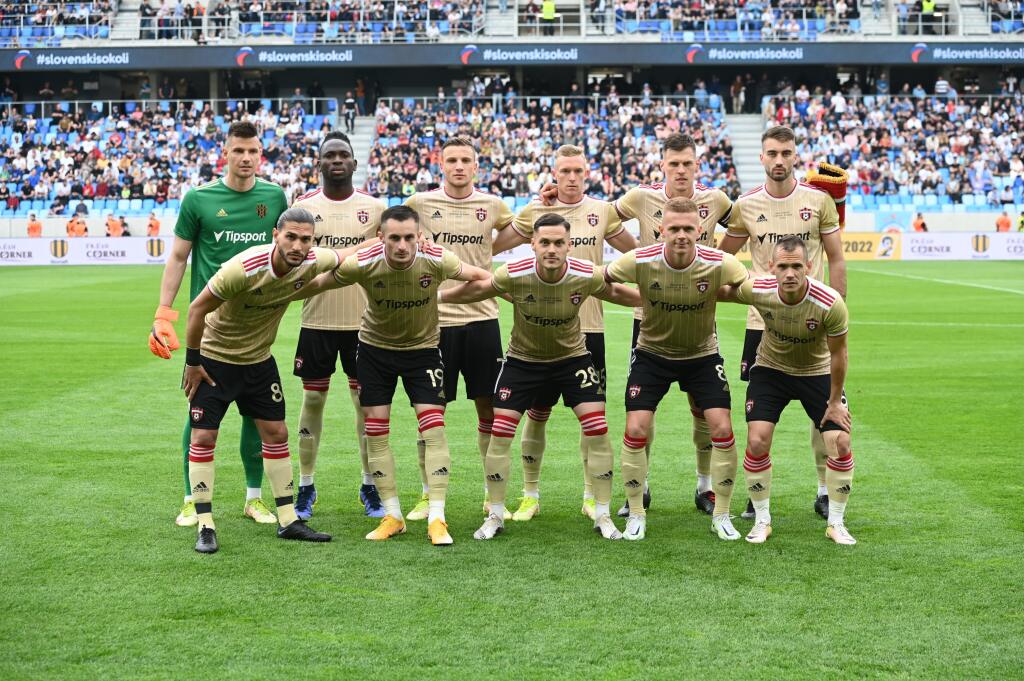 Na snímke tím Spartaka Trnava pred začiatkom finálového zápasu Slovenského pohára - Slovnaft Cupu medzi ŠK Slovan Bratislava a FC Spartak Trnava.
