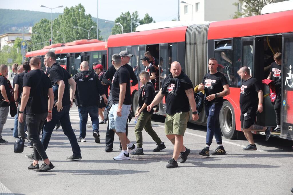 Tradičný pochod Trnavčanov z vlakovej stanice na štadión sa nekonal. Fanúšikovia Spartaka po príchode nastúpili do autobusov, ktoré im pripravilo mesto a ktoré ich odviezli do dejiska finále.