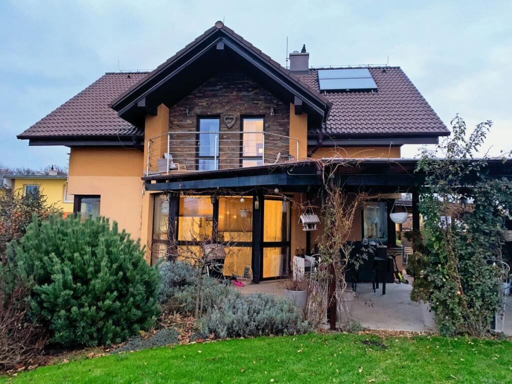 Z JEDNOIZBÁKU
Do domčeka sa
presťahovali pred
ôsmimi rokmi.
Vtedy nemali ani
plot ani žalúzie.