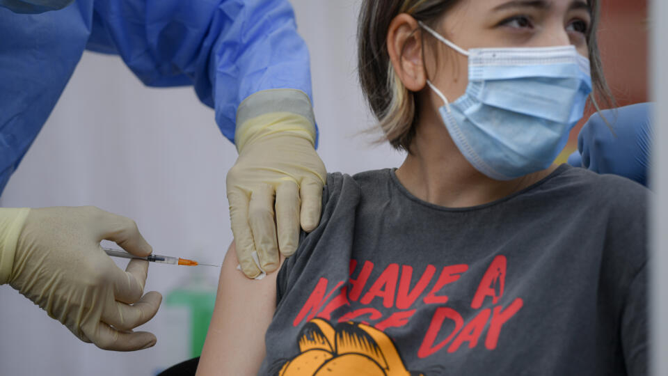 KK24 Bukurešť - Alexandra Maiorescuová počas očkovania vakcínou od konkorzia Pfizer/BioNtech proti ochoreniu Covid-19, v Bukurešti 2. júna 2021. V Rumunsku odštartovala v stredu očkovacia kampaň proti chorobe COVID-19 pre deti od 12 do 15 rokov. FOTO TASR/AP
Alexandra Maiorescu gets a Pfizer BioNTech COVID-19 vaccine in Bucharest, Romania, Wednesday, June 2, 2021. Romania has started the vaccination campaign for children between the ages of 12 and 15. (AP Photo/Andreea Alexandru)