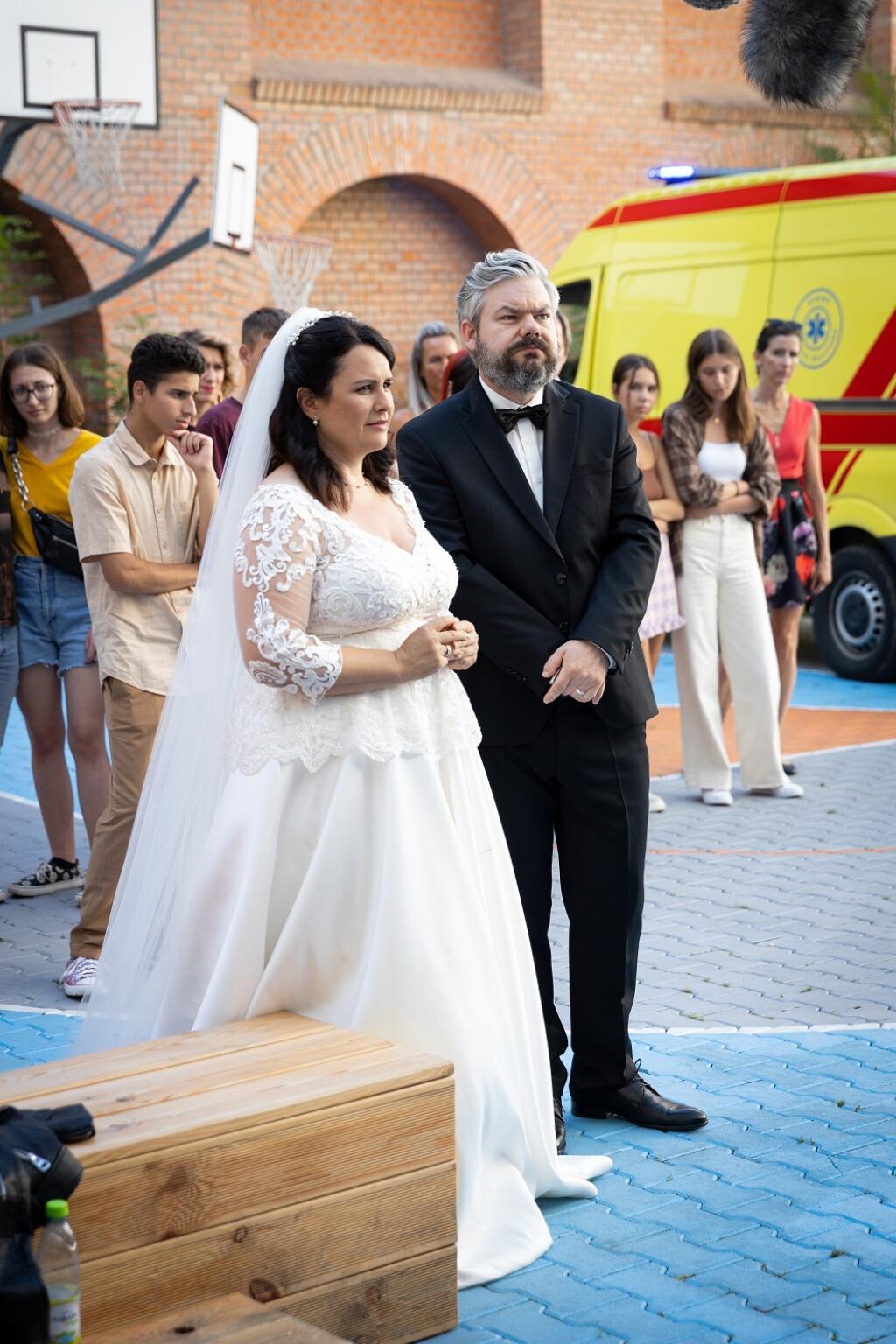 Petra ako nevesta, ktorá sa vydáva za profesora, ktorého hrá Samo Trnka.