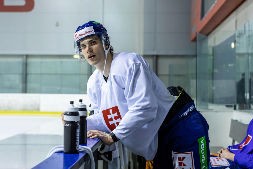 Posledný tréning slovenskej hokejovej reprezentácie pred MS 2022. Na snímke je Juraj Slafkovský.