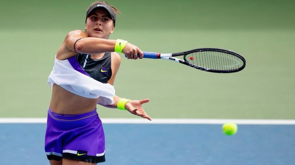 Na nespoznanie! Vo svete tenisu stále rezonuje senzačný triumf mladej Kanaďanky Biancy Andreescuovej (19) na poslednom grandslame sezóny US Open. Na kurtoch pri tom pôsobí ako šedá myška, ale keď prišlo na oficiálne fotenie s trofejou, ani by ste ju nespoznali.