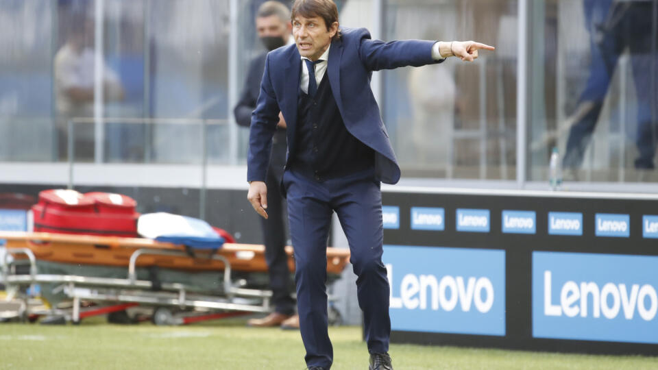 EBE 42 Miláno - Na snímke tréner Interu Miláno Antonio Conte dáva pokyny hráčom v zápase 33. kola talanskej Serie A vo futbale Inter Miláno - Hellas Verona v nedeľu 25. apríla 2021. FOTO TASR/AP
Inter Milan's head coach Antonio Conte gives instructions during the Serie A soccer match between Inter Milan and Hellas Verona, at the San Siro stadium in Milan, Italy, Sunday, April 25, 2021. (AP Photo/Antonio Calanni)