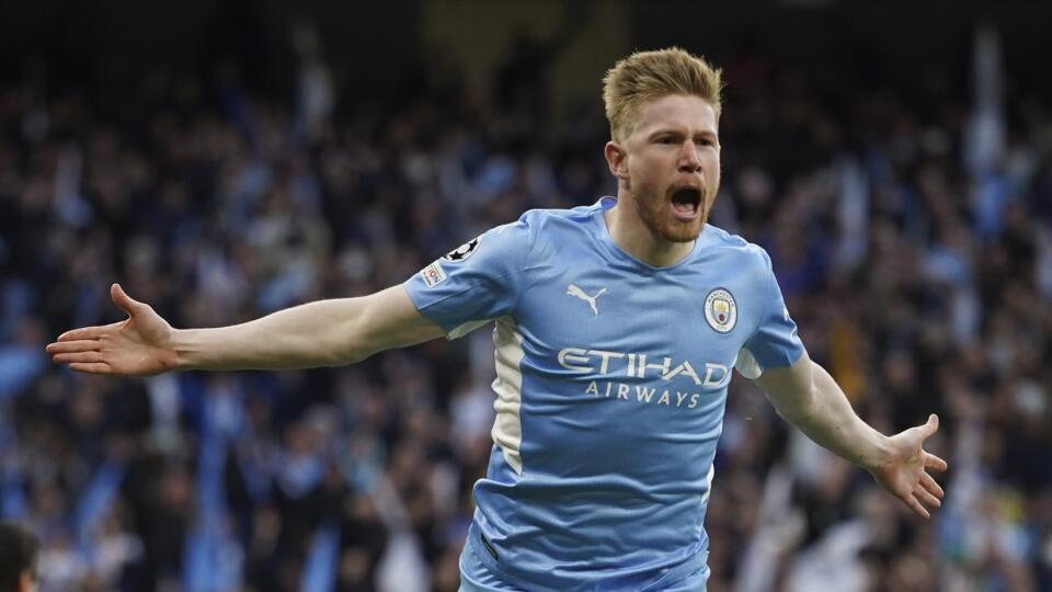WA 46 Manchester - Futbalista Manchestru City Kevin De Bruyne sa teší po strelení gólu počas 1. zápasu semifinále Ligy majstrov Manchester City - Real Madrid v Manchestri v utorok 25. apríla 2022. FOTO TASR/AP
Manchester City's Kevin De Bruyne celebrates after scoring his side's opening goal during the Champions League semi final, first leg soccer match between Manchester City and Real Madrid at the Etihad stadium in Manchester, England, Tuesday, April 26, 2022. (AP Photo/Dave Thompson)