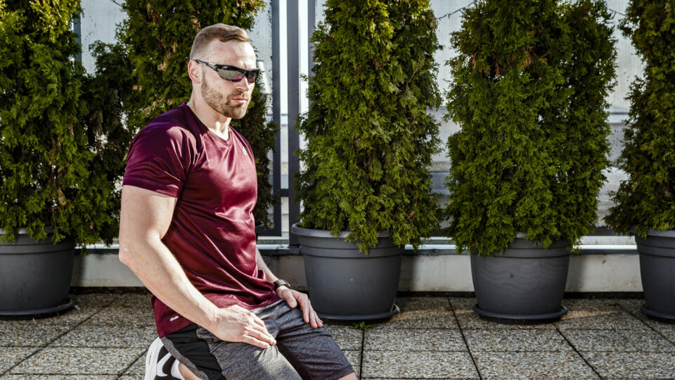 Na snímke fitness tréner Marek Blahušiak zostavil krátku sériu cvikov, ktoré si počas karantény môžu ľudia zacvičiť v pohodlí domova.