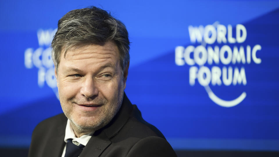 WA 6 Davos - Nemecký vicekancelár a minister hospodárstva Robert Habeck vystupuje na panelovej diskusii na 54. zasadnutí organizácie Svetové ekonomické fórum (WEF) vo švajčiarskom Davose v utorok 16. januára 2024. Zasadnutie organizácie WEF, ktoré potrvá od 15. do 19. januára, sa tento rok koná pod mottom