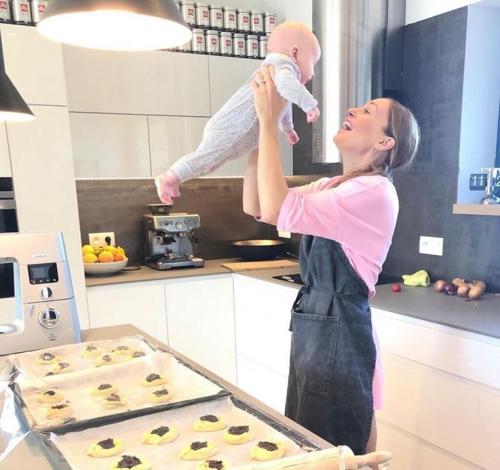 Známa speváčka Mária Čírová sa za sporákom rozhodne nestratí. Varenie a pečenie si naplno užíva v svojej modernej kuchyni.