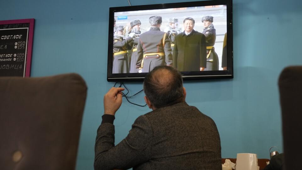 WA 51 Moskva - Muž sleduje v televízii v Petrohrade čínskeho prezidenta Si Ťin-pchinga, ktorý sa účastní uvítacej ceremónie po prílete na vládne letisko Vnukovo 2 na predmestí Moskvy v pondelok 20. marca 2023. FOTO TASR/AP
A TV screen displays Chinese President Xi Jinping attending an official welcome ceremony upon his arrival at the Vnukovo-2 government airport outside Moscow, in a cafe in St. Petersburg, Russia, Monday, March 20, 2023. (AP Photo)
