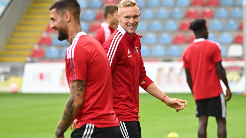 Na snímke zľava hráči Spartaka Trnava Erik Daniel a Roman Procházka počas tréningu pred štvrtkovým zápasom 2. predkola Európskej konferenčnej ligy medzi FK Auda a FC Spartak Trnava v lotyšskej Rige v stredu 26. júla 2023. FOTO TASR - Lukáš Grinaj