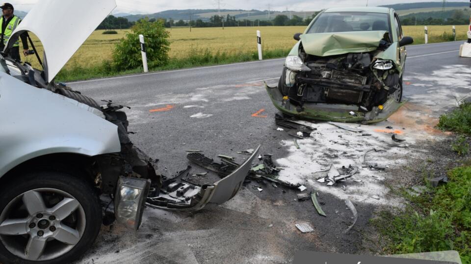 Cesta medzi Púchovom a Belušou je pre dopravnú nehodu neprejazdná