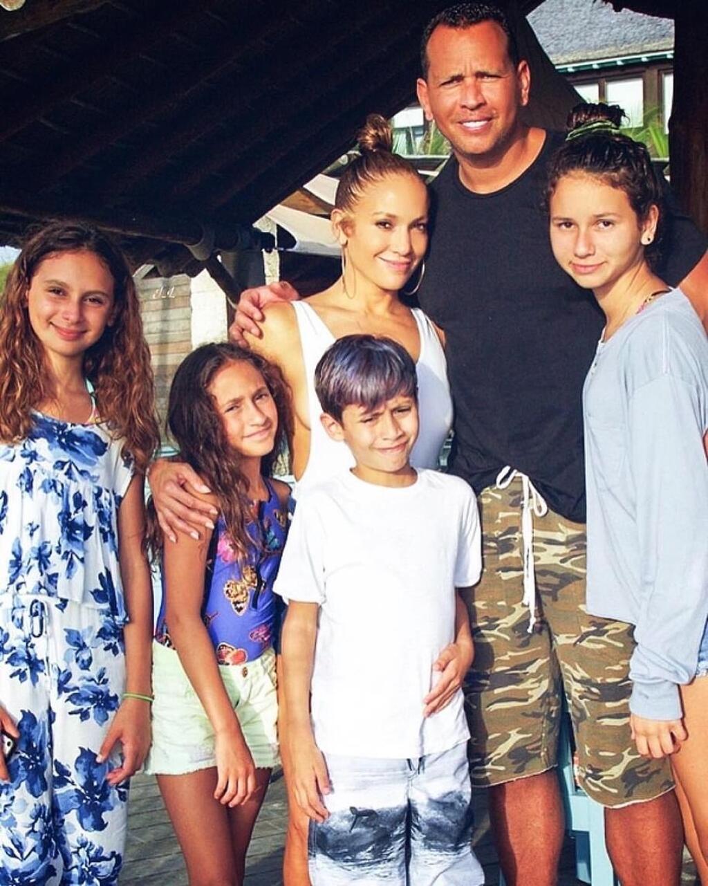 Rok po romantických zásnubách na pláži latino diva Jennifer Lopez (51) potvrdila, že medzi ňou a Alexom Rodriguezom (45) už nič nie je.