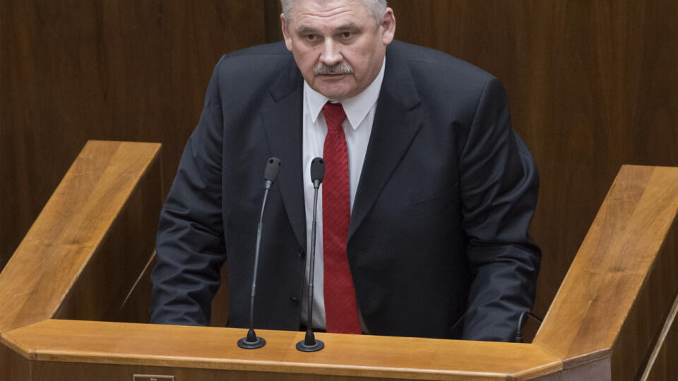 Minister práce, sociálnych vecí a rodiny Ján Richter odôvodňoval návrh 13. dôchodku v parlamente.