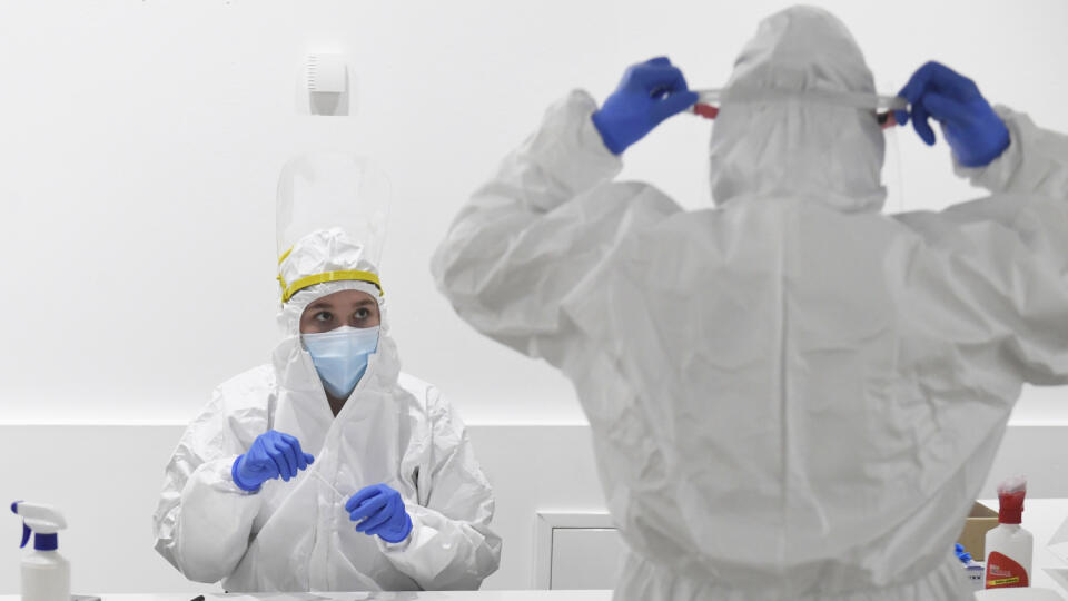 Potvrdenie o negatívnom teste na ochorenie COVID-19 pre cestu do práce sa na Slovensku vyžaduje od stredy 10. februára. Periodicita testovania závisí od epidemiologickej situácie regiónu. Vyplýva to z vyhlášky z Úradu verejného zdravotníctva (ÚVZ) SR, ktorou sa nariaďujú opatrenia pri ohrození verejného zdravia k režimu vstupu osôb do priestorov prevádzok a priestorov zamestnávateľa. Na snímke odberné miesto na antigénové testovanie v Kulturparku v Košiciach 10. februára 2021. FOTO TASR – Frant