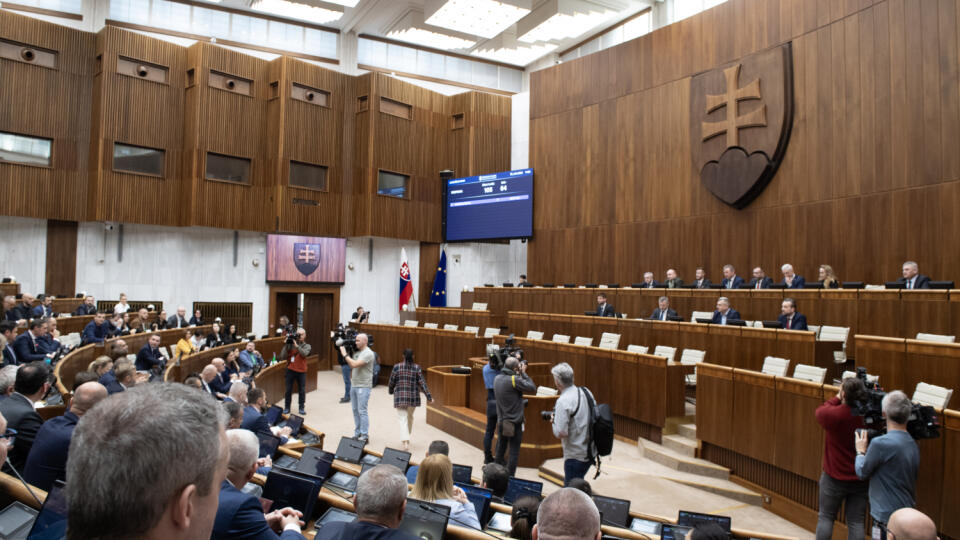 Poslanci sedia v rokovacej sále Národnej rady pred hlasovaním o návrhu na skrátené konanie o novele Trestného zákona v Bratislave.