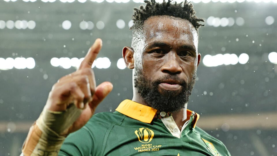 Je to doma. Siya Kolisi po tesnej výhre nad Novým Zélandom na parížskom Stade de France.