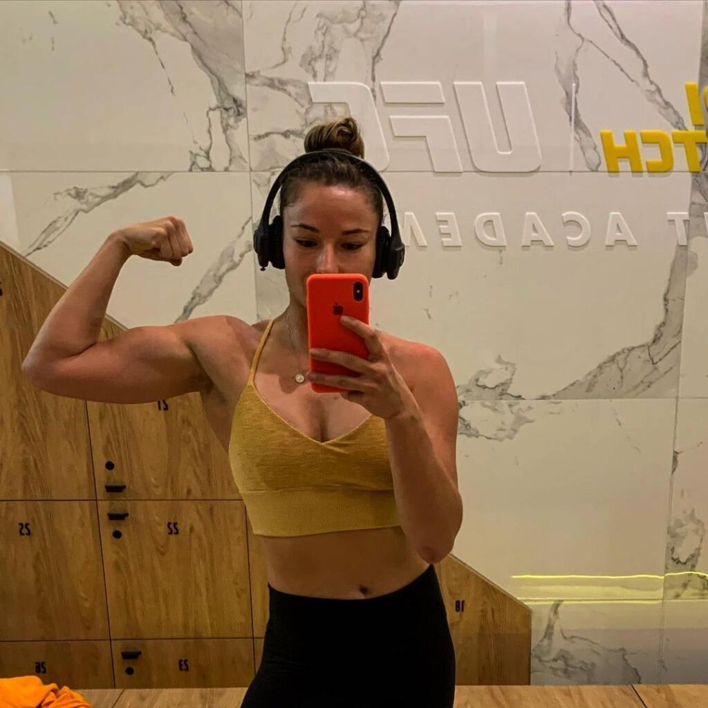 Sexi Ukrajinka Maryna Morozová sa rozhodla živiť aj inak ako päsťami v klietke.